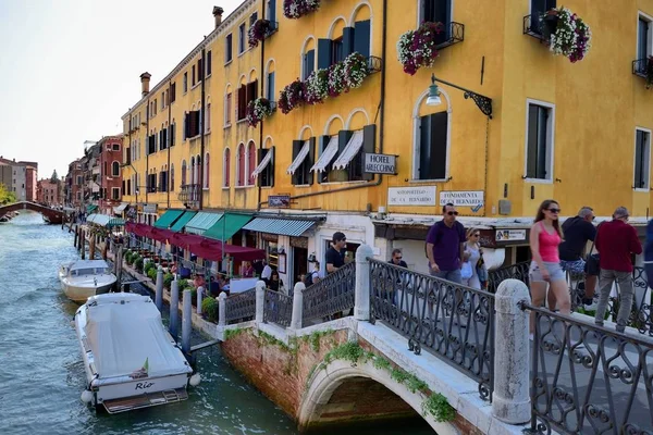 Toursits Exploring Shops Restaurants Canal Venice Italy September 2017 — Stock Photo, Image