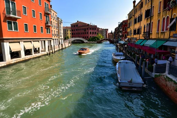 Toursits Вивчення Магазини Ресторани Уздовж Каналу Венеції Італії Вересні 2017 — стокове фото