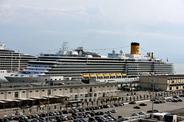 Costa Luminosa ao lado em Veneza — Fotografia de Stock