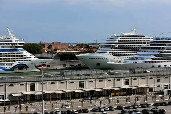 Kreuzfahrtschiffe entlang in Venedig — Stockfoto