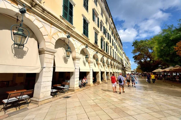 Turisté na pěší nákupní oblasti Korfu — Stock fotografie