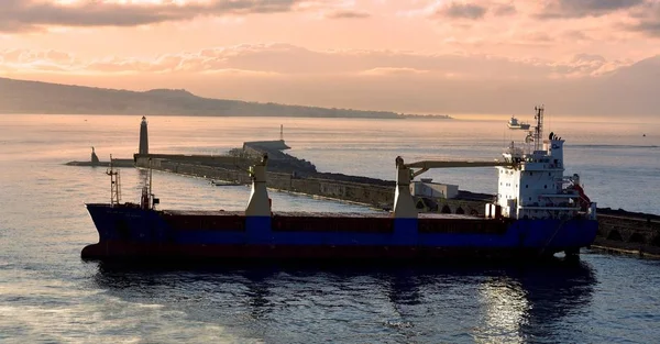 Tanker sabah ışık — Stok fotoğraf