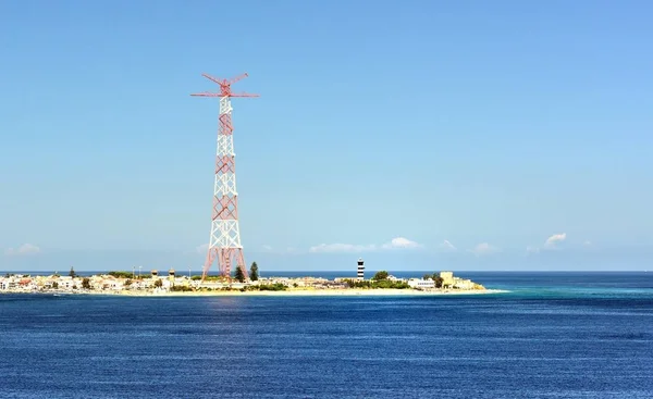 Pylon były energii elektrycznej w mieście Torre Faro — Zdjęcie stockowe