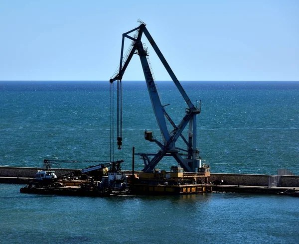 Тяжелый подъемный кран в порту Кальяри — стоковое фото