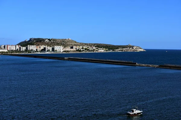 Tugboat awaiting to guide a ship iaround teh breakwater — Stock Photo, Image