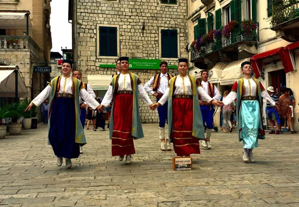 Kotor geleneksel halk dansçıları