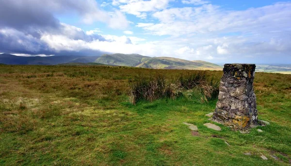 Marker kamień na Fellbarrow — Zdjęcie stockowe