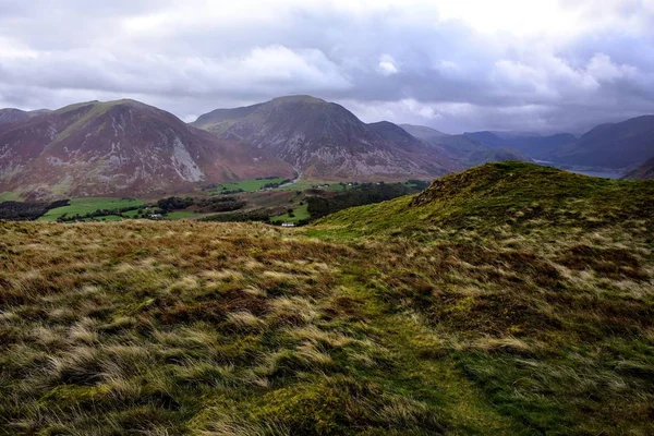 Loweswater 계곡 아래로 추적 스톡 사진