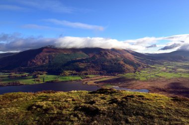 Bassenthwaite göl üzerinde güneş ışığı