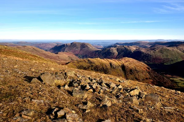 Lumina soarelui pe Hartsop deasupra Cum de la Dove Crag — Fotografie, imagine de stoc