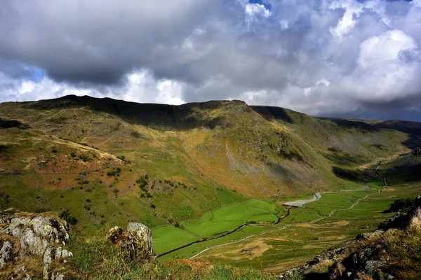 Тіні в долині річки Longsleddale — стокове фото