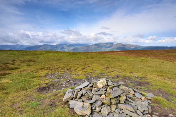 Stos kamieni podejmowania szczyt wzgórza — Zdjęcie stockowe