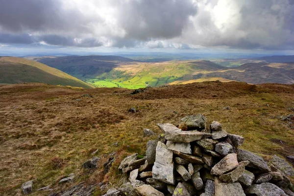 Cairn op grijs Crag — Stockfoto