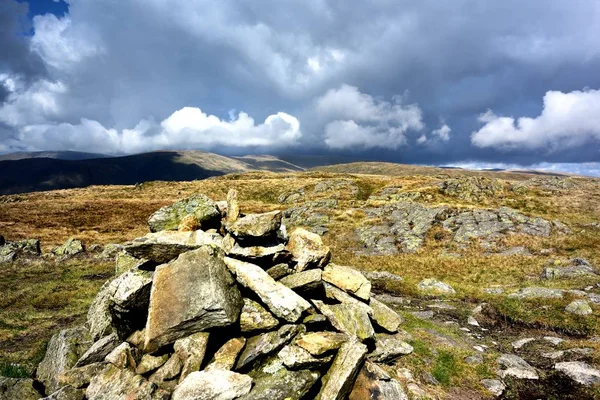 Cairn gri kaya üzerinde — Stok fotoğraf