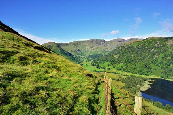 Fence and track towards Dovedale — Stock Photo, Image