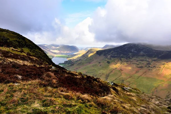 Zonlicht op Buttermere en lage viel — Stockfoto