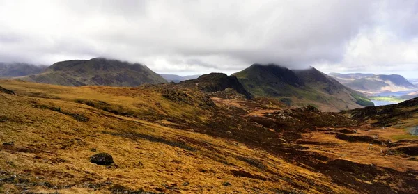 Pilíře a Buttermere poráží v nízké oblačnosti — Stock fotografie