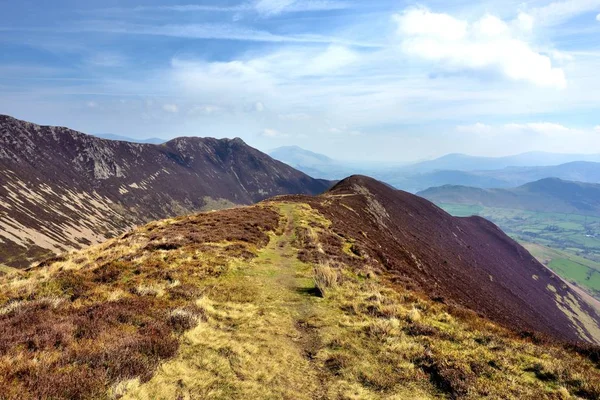 Der Ridgeline entlang zu harten Felsen — kostenloses Stockfoto