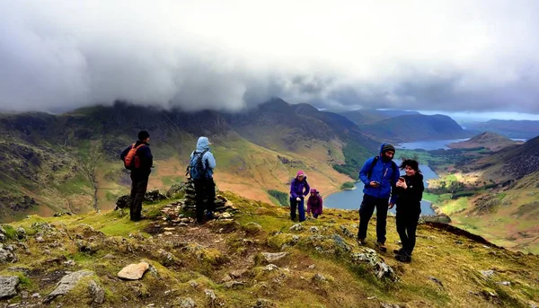 Nubes bajas que cubren las Caídas de la Buttermere — Foto de Stock