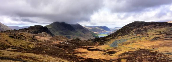 Across Haystacks to cloud covered Buttermere Fells — Stock Photo, Image