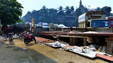 İnşaatçılar Bahçe ve araba parkı