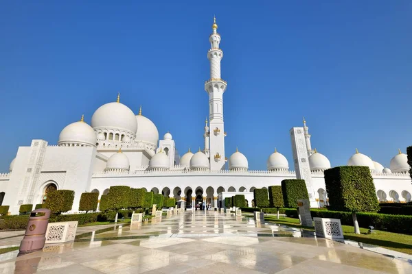Adoradores de la Gran Mezquita Sheikh Zayed — Foto de Stock