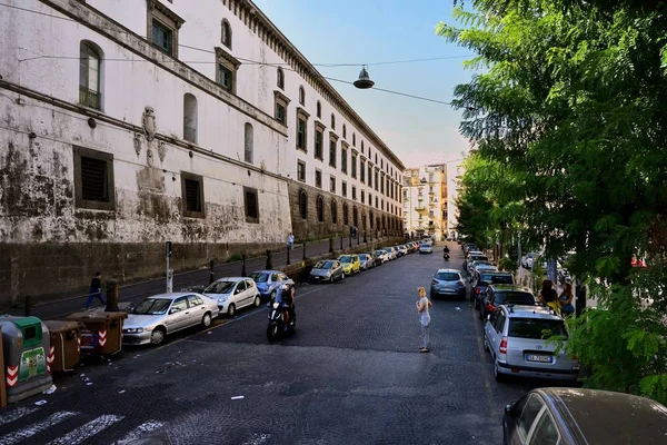 Voitures garées le long de la rue tranquille — Photo