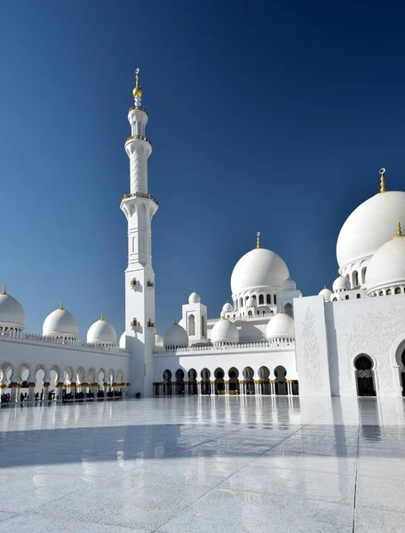 La adoración está en la Gran Mezquita Sheikh Zayed — Foto de Stock