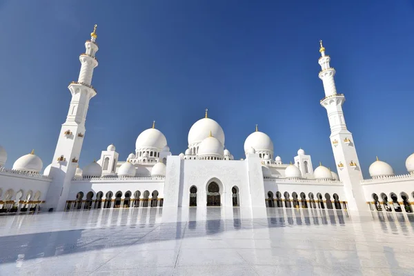 Worship are at the Sheikh Zayed Grand Mosque — Stock Photo, Image