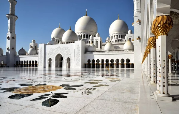 La adoración está en la Gran Mezquita Sheikh Zayed — Foto de Stock