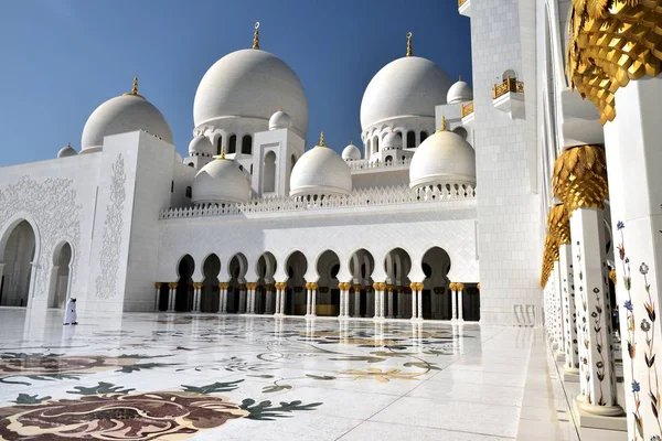 La adoración está en la Gran Mezquita Sheikh Zayed — Foto de Stock