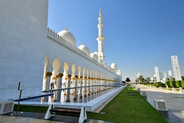 Reflexiones en el agua en la Gran Mezquita Sheikh Zayed — Foto de Stock
