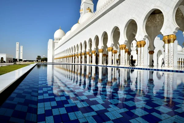 Reflexiones en la Gran Mezquita Sheikh Zayed — Foto de Stock