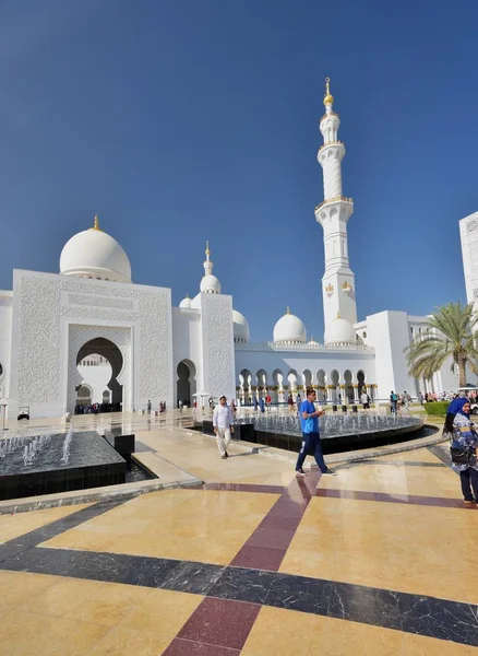 Adoradores de la Gran Mezquita Sheikh Zayed — Foto de Stock