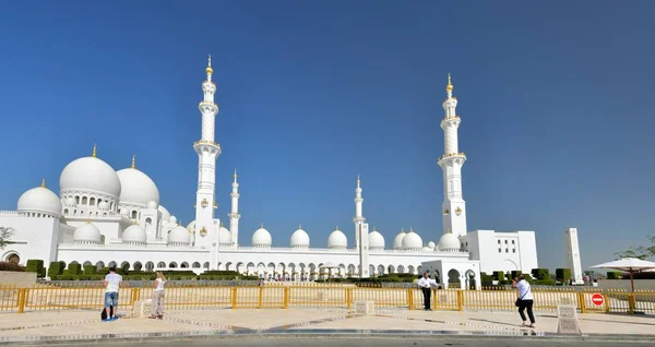 Adoradores de la Gran Mezquita Sheikh Zayed — Foto de Stock
