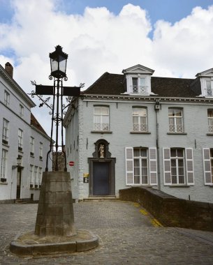 kaldırımlı köprü ve sokak lambası