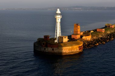 Deniz feneri limanın girişini gösteriyor.