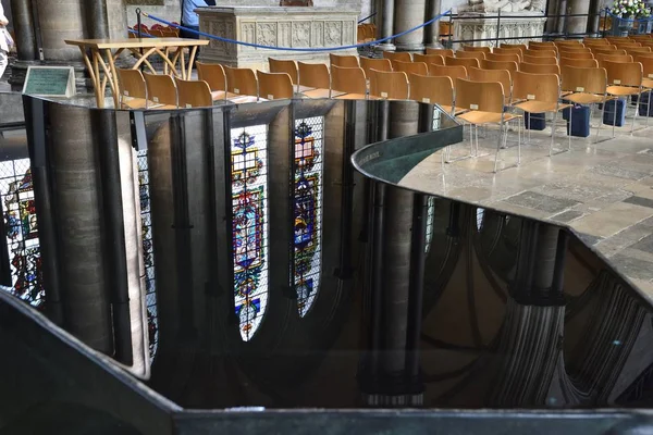 Reflektioner i katedralen typsnitt — Stockfoto