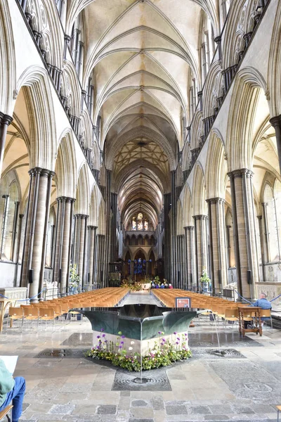 Reflektioner i katedralen typsnitt — Stockfoto