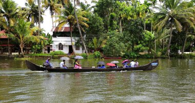 Su taksisindeki şemsiye yolcusu.