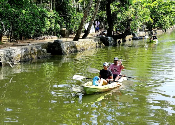 Turistas kayak remando alrededor de los remansos de Kerala — Foto de Stock