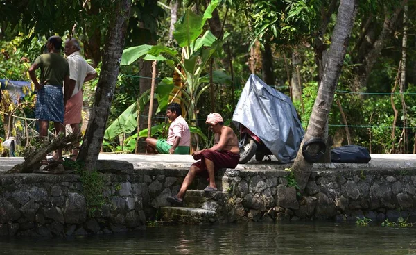 Reunión de MMens en la orilla del río — Foto de Stock