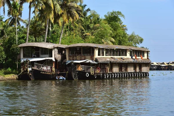 Um velho barco tradicional Kettu casa de Kerala — Fotografia de Stock