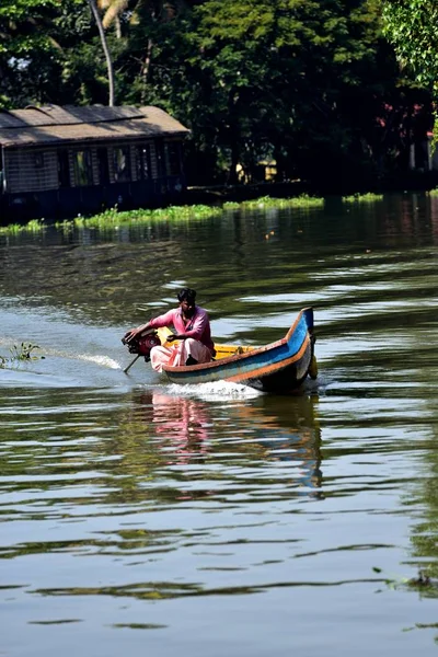 Hombre vestido rosa dirigiendo el barco — Foto de Stock