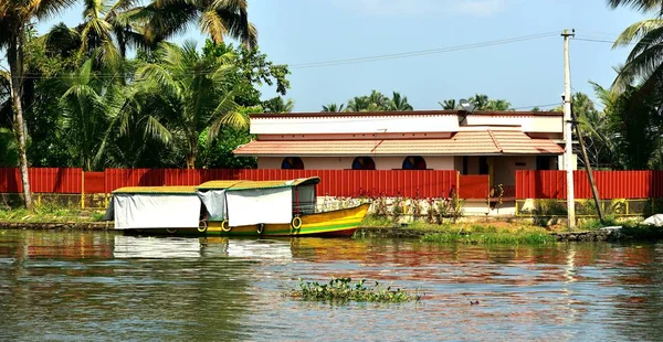 Ombres solaires sur le bateau amarré — Photo