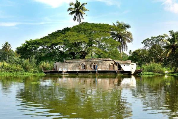 Un viejo barco tradicional Kettu casa de Kerala — Foto de Stock