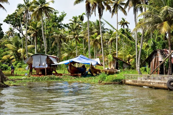 Barcos a cubierto en el astillero — Foto de Stock