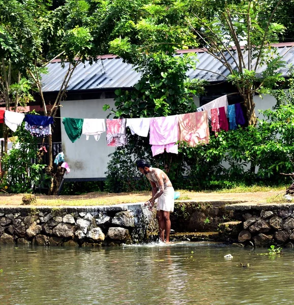 Un hombre bañándose en el agua dulce de las aguas traseras — Foto de Stock