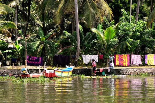 Un grupo de damas lavando su ropa semanal en la orilla del río — Foto de Stock