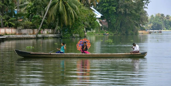 Jeune fille conduisant le bateau familial — Photo